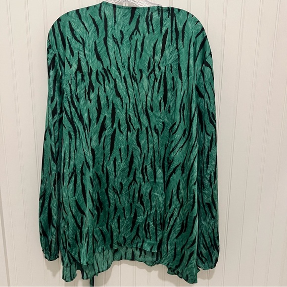 Green Zebra Print wrap Blouse 4X - Picture 6 of 6